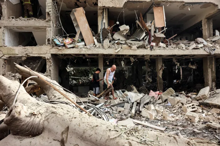 Ruinele unei clădiri afectate de conflict în Iran.