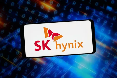 Logo-ul SK hynix pe un fundal digital, simbolizând inovația în semiconductori.