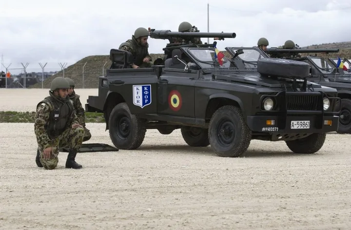 Soldați români în exercițiu militar, pregătiți pentru reacții rapide în situații de criză.