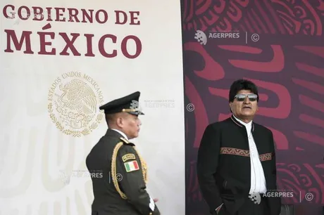 Evo Morales la un eveniment oficial, discutând despre criza din Bolivia.