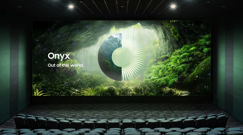 Ecran LED Onyx Cinema în sală, oferind o experiență vizuală impresionantă.