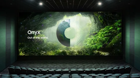 Ecran LED Onyx Cinema în sală, oferind o experiență vizuală impresionantă.