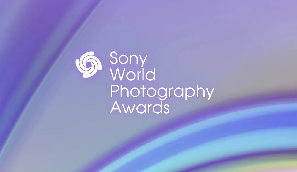Logo-ul Sony World Photography Awards pe un fundal colorat.
