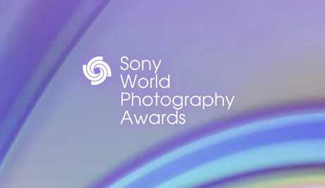 Logo-ul Sony World Photography Awards pe un fundal colorat.