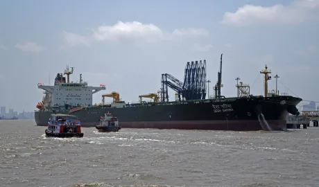 Nave petroliere ancorate în port, simbolizând criza stocării țițeiului în Iran.