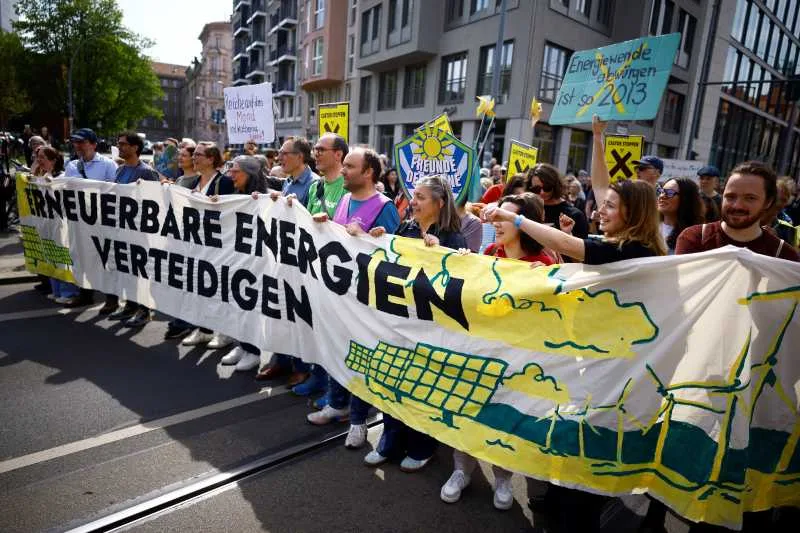 Protestatari cer tranziție rapidă la energia regenerabilă în orașele germane.
