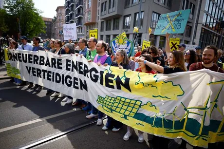 Protestatari cer tranziție rapidă la energia regenerabilă în orașele germane.
