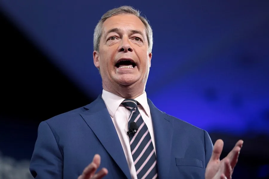 Nigel Farage discutând despre acuzațiile de atac cibernetic și donații controversate.
