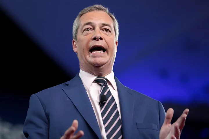 Nigel Farage discutând despre acuzațiile de atac cibernetic și donații controversate.