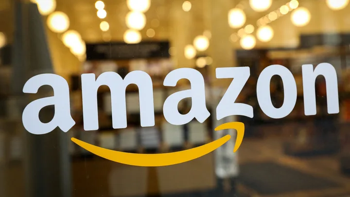 Logo-ul Amazon pe un fundal luminos, simbolizând scăderea acțiunilor.