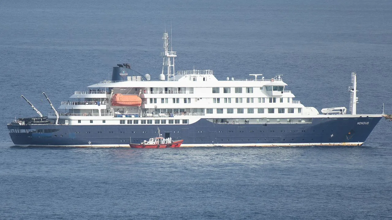 Nava de croazieră Hondius navigând pe ape deschise, înconjurată de un peisaj marin.