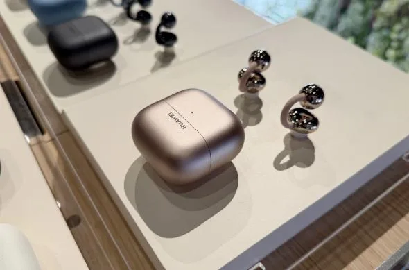 Căștile FreeClip 2 expuse pe un suport elegant.