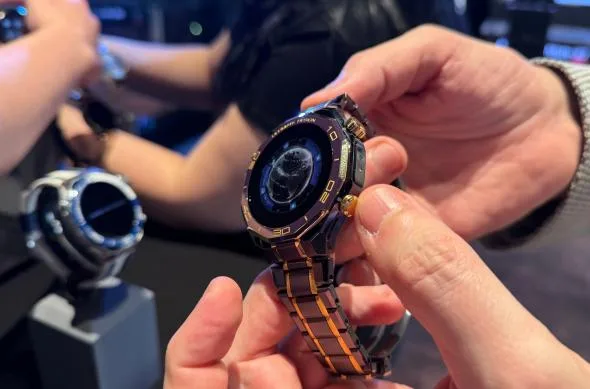 Ceas HUAWEI cu design sofisticat, expus la evenimentul din One Tower.