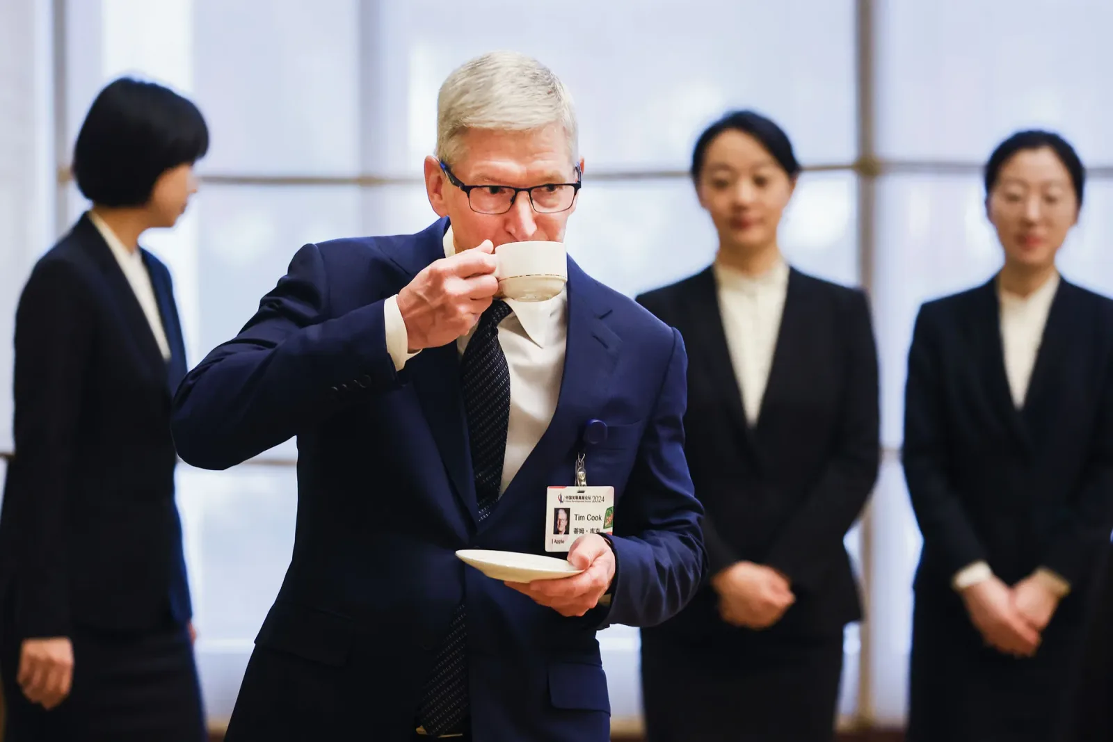 Tim Cook degustând o băutură în timpul unei întâlniri de afaceri.