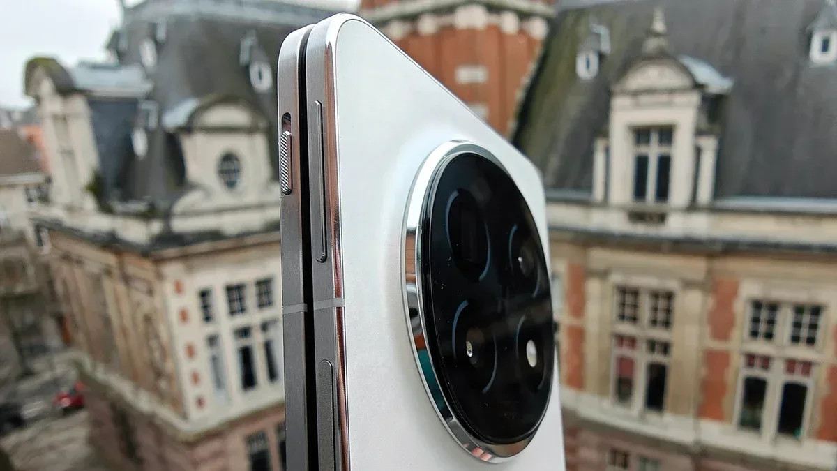 Detaliu al unui smartphone pliabil cu un design elegant și modern.