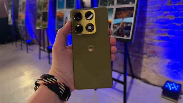 Telefon Motorola Signature prezentat la evenimentul de lansare.