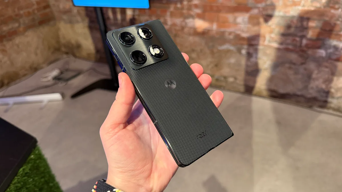 Modelul Motorola Signature, evidențiind designul său elegant.