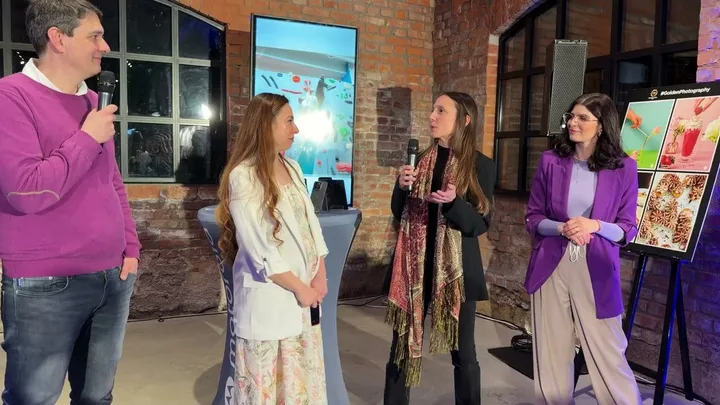 Eveniment de lansare pentru proiectul Golden Photography în București, cu participanți pasionați de fotografie.