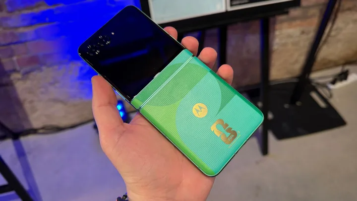 Un telefon Motorola razr fold, prezentat la un eveniment de fotografie în București.