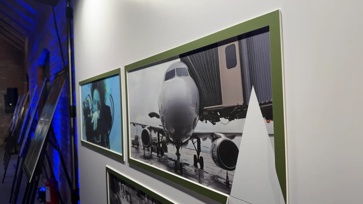 Expoziție foto cu lucrări realizate cu telefonul Motorola Signature.