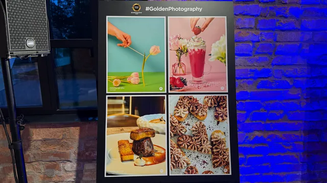 Deserturi delicioase aranjate artistic pe o masă.