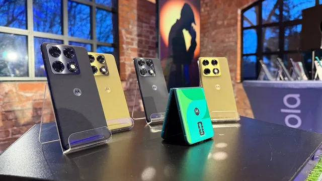 Telefoane Motorola expuse pe un suport elegant.