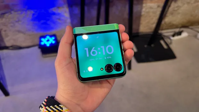 Un telefon Motorola pliabil ținut în mână.