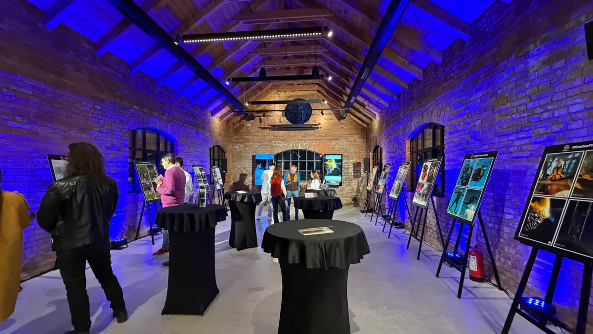 Expoziție foto cu imagini realizate cu Motorola Signature la hotel Caro.