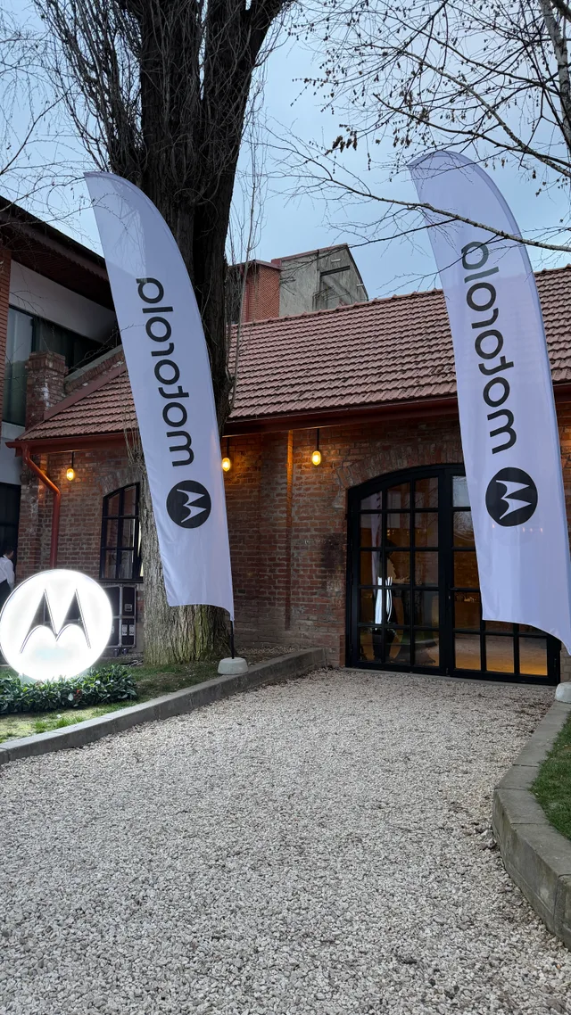 Intrarea la evenimentul Motorola cu bannere și logo.