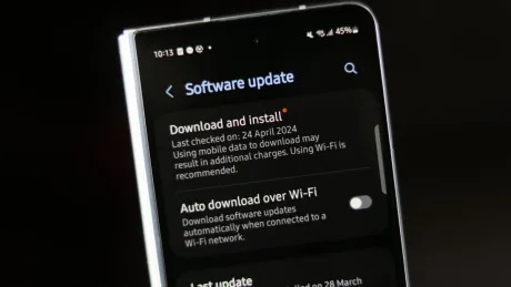 Actualizare software pe un telefon Samsung cu One UI 8.5 beta.