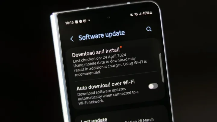 Actualizare software pe un telefon Samsung cu One UI 8.5 beta.