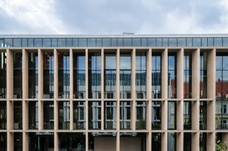 Clădire modernă cu feronerie din sticlă și beton, reprezentând Banca Transilvania.