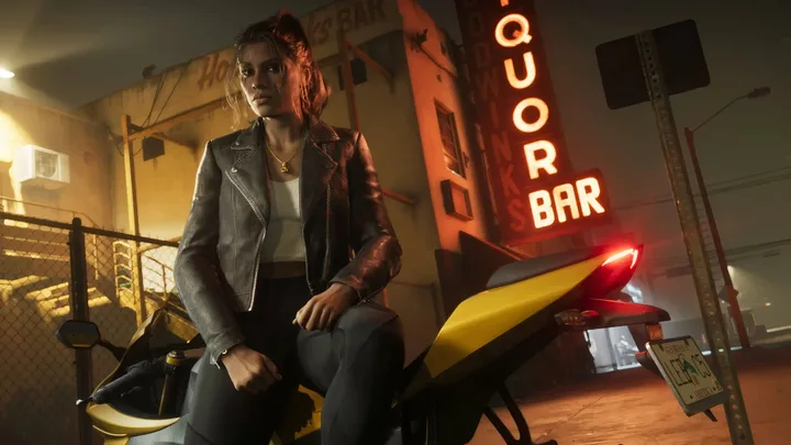 Personaj din GTA 6 stând pe o motocicletă lângă un bar iluminat.