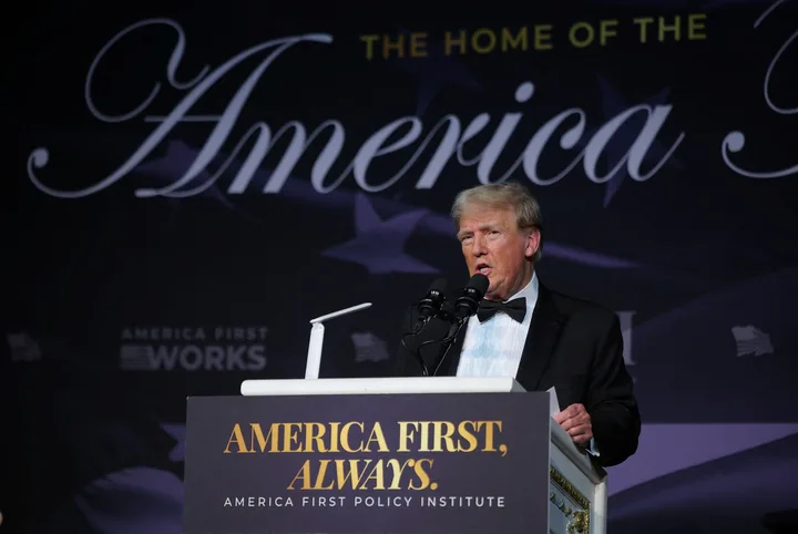 Donald Trump susține un discurs despre politica America First la un eveniment.