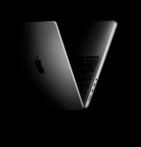 Laptop Apple cu design elegant, pregătit pentru lansarea cipului M5 Ultra.