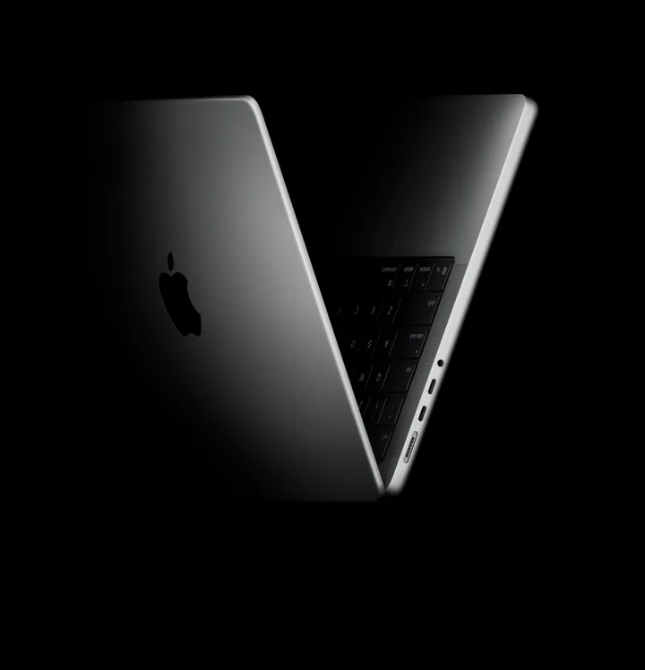 Laptop Apple cu design elegant, pregătit pentru lansarea cipului M5 Ultra.