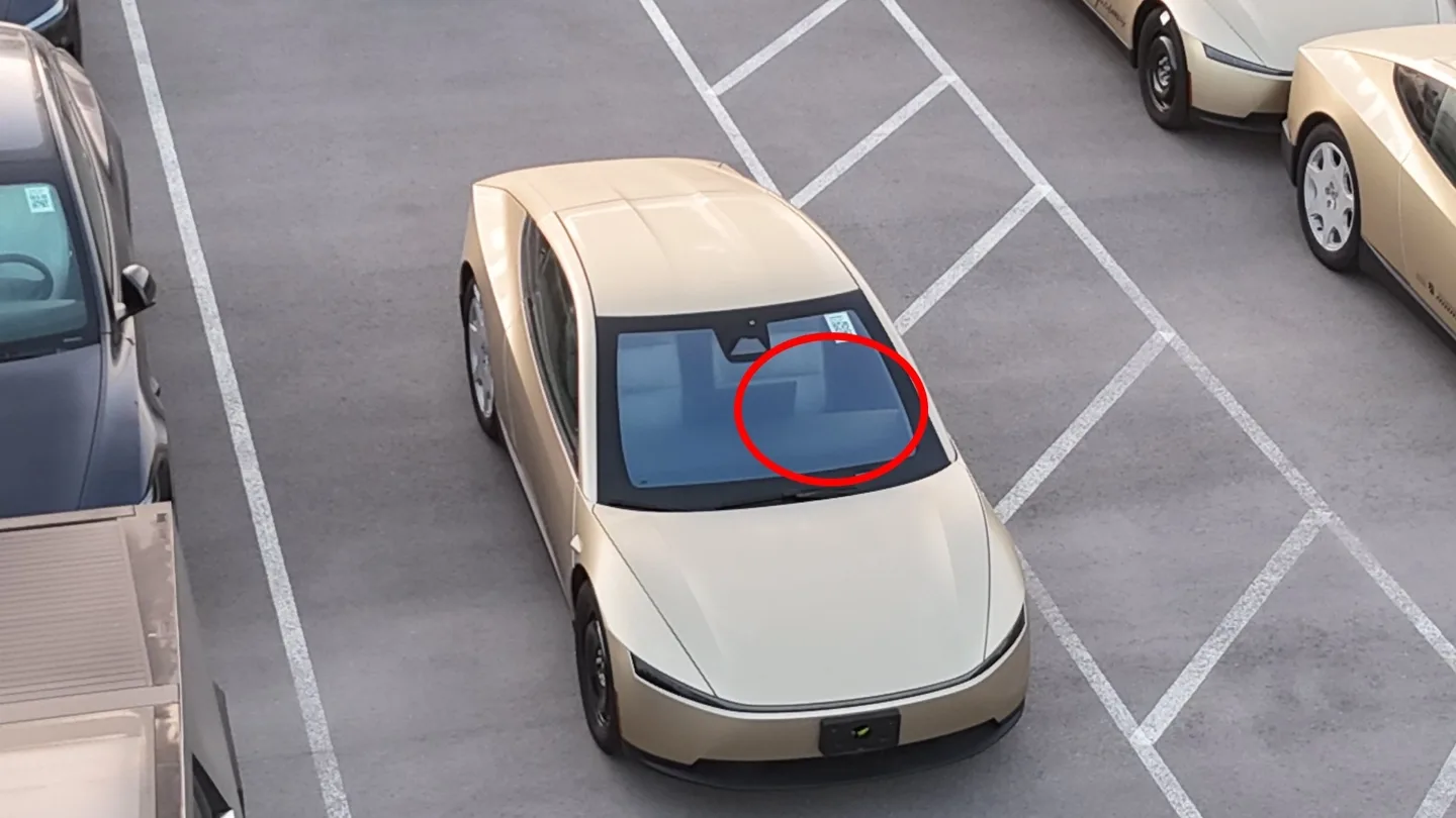 Vehicule Tesla Cybercab fără volan parcate în zona de ieșire din fabrică.