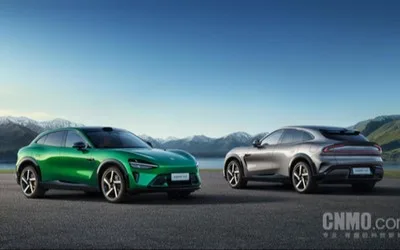 Două mașini electrice parcate pe un peisaj montan, evidențiind designul modern și tehnologia avansată.