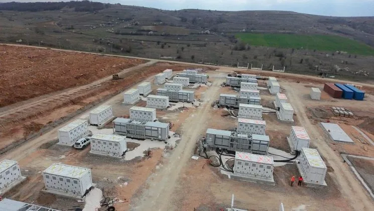 Instalații de stocare a energiei în baterii în peisajul rural.