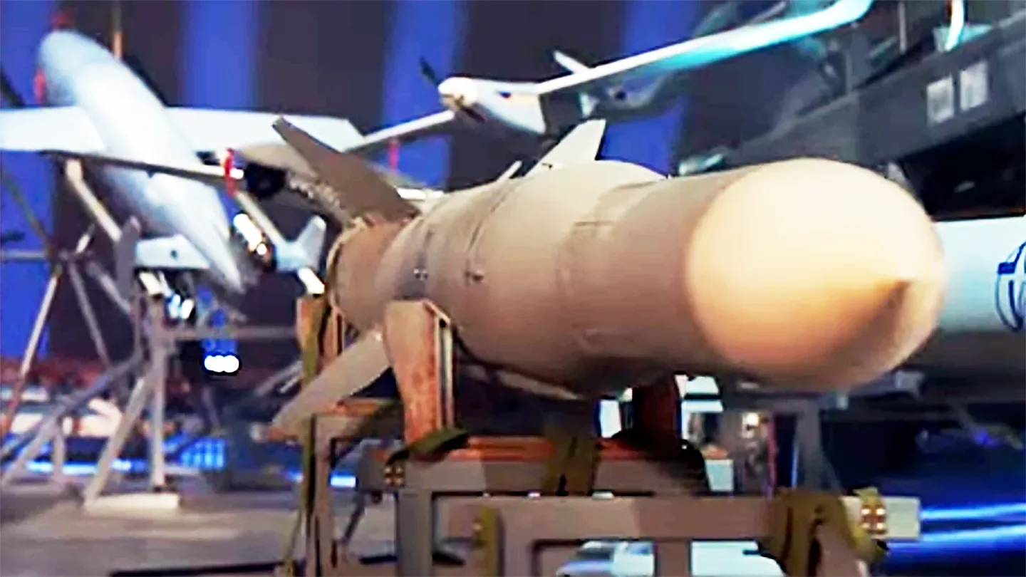 Rachetă sol-aer Koral expusă la un eveniment de apărare în Ucraina.