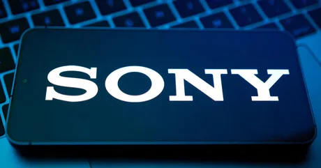 Logo Sony pe un fundal întunecat, evidențiind inovația tehnologică.