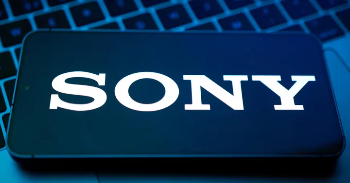 Logo Sony pe un fundal întunecat, evidențiind inovația tehnologică.