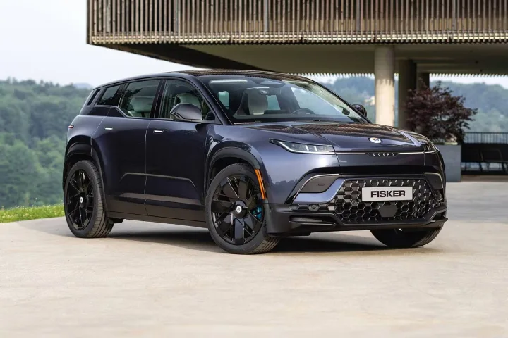 SUV-ul Fisker Ocean, un model electric modern, parcat într-o zonă urbană.