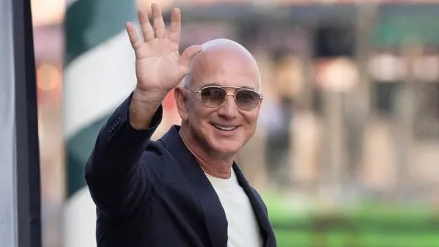 Jeff Bezos discutând despre impozitul pe venit la o conferință.