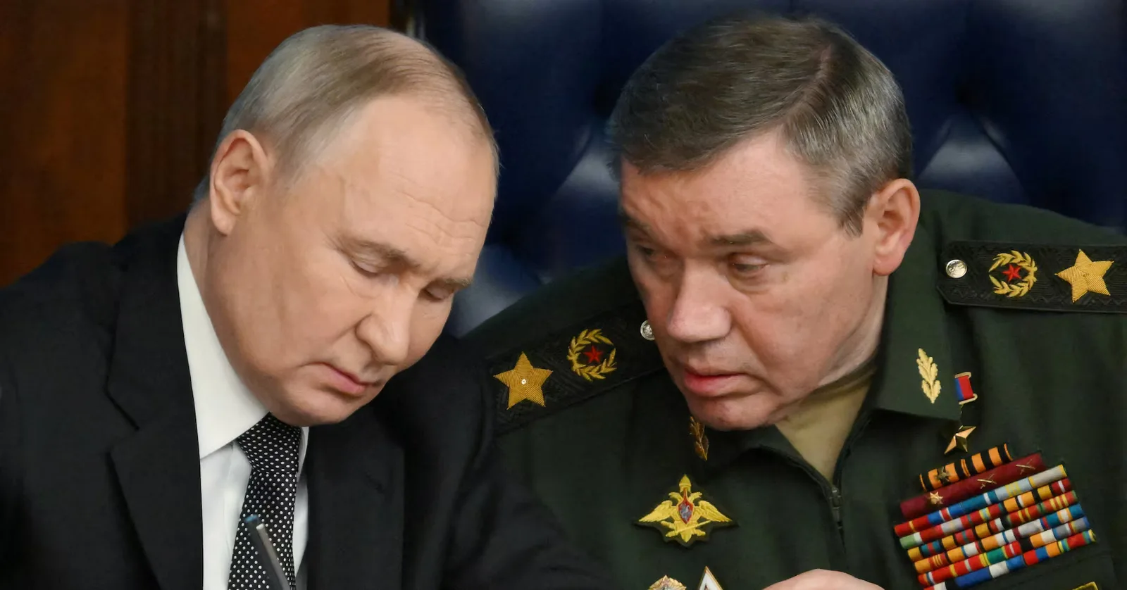 Discuție între lideri militari despre avansul din Donbas.