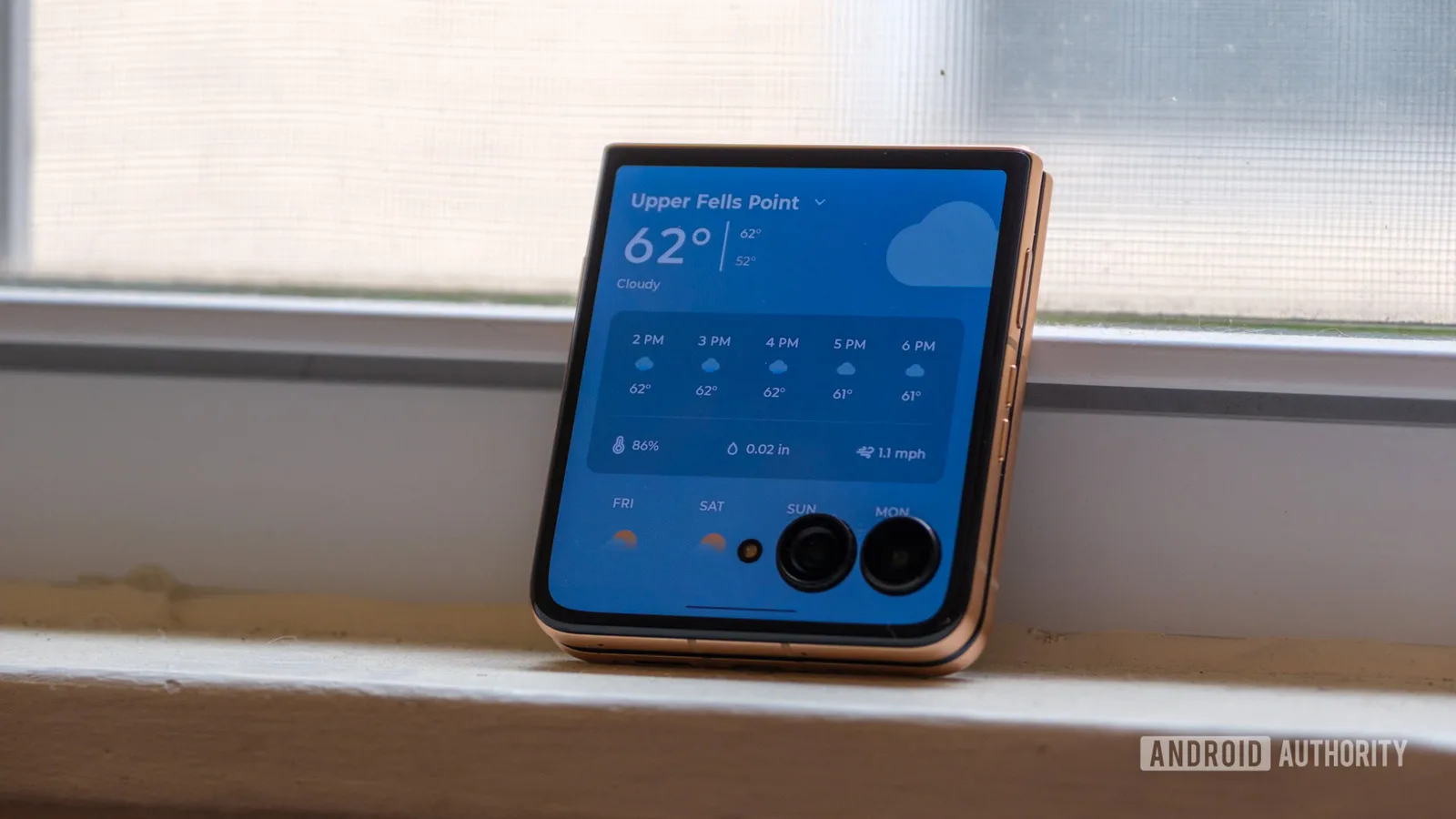 Randare a telefonului Moto Razr 2026 cu ecran exterior activat