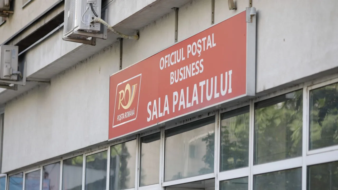 Sediul Poștei Române, cu un semn distinctiv pe fațadă.