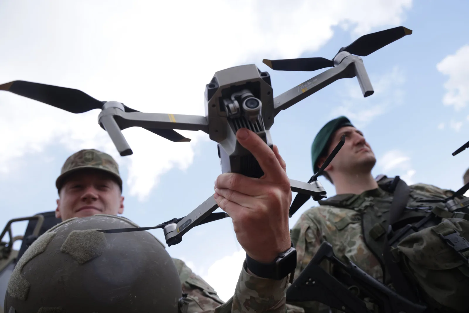 Dronă în mână, soldați pregătiți pentru misiune militară.