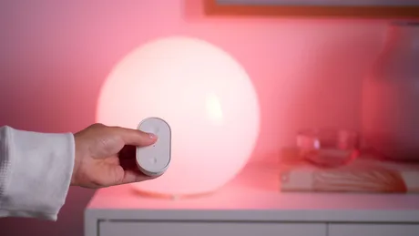 Dispozitiv inteligent IKEA conectat la un sistem SmartThings, iluminare ambientală.