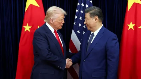 Xi Jinping și Donald Trump se salută la summitul din mai, în contextul tensiunilor internaționale.